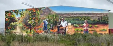 El mural en el edificio comercial del Pla de Xàbia que rinde homenaje a una familia y a la historia agrícola local