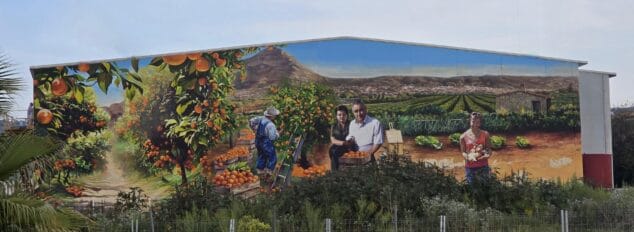 Imagen: El mural pintado en la pared lateral del edificio comercial de la Avenida del Plà en Xàbia