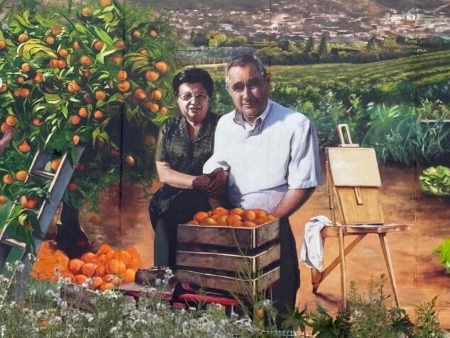 Imagen: Detalle de la obra donde aparecen los naranjos y herramientas tradicionales del cultivo.
