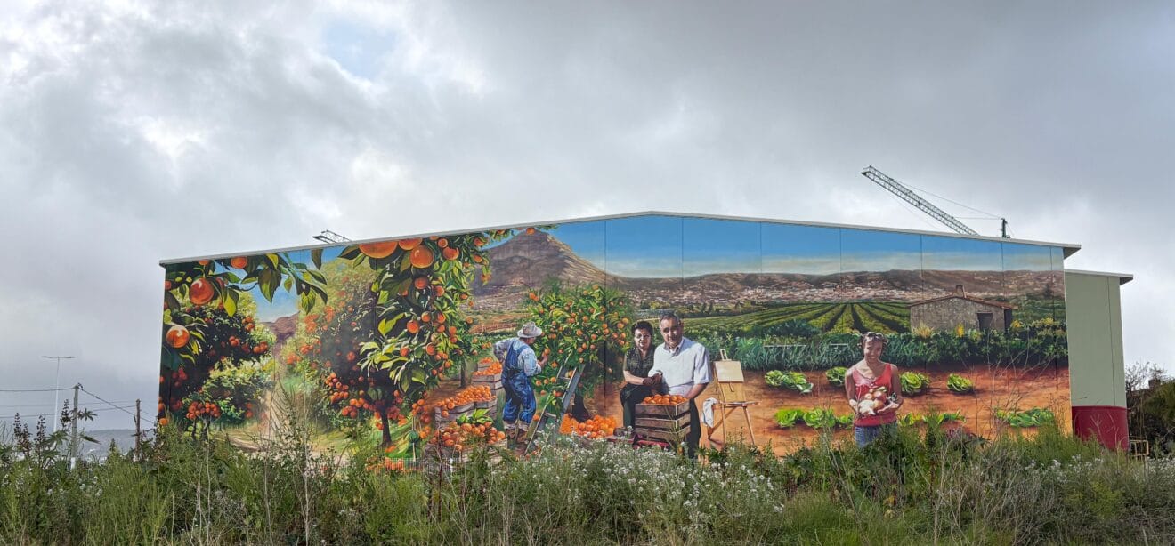 El mural en el edificio comercial del Pla de Xàbia que rinde homenaje a una familia y a la historia agrícola local (7)