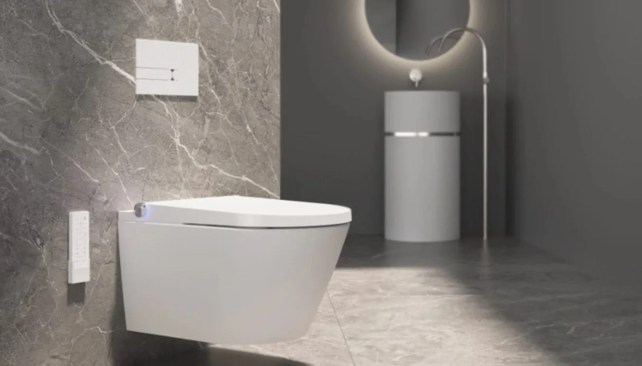 El secreto de los inodoros flotantes para ganar espacio y limpieza en el baño