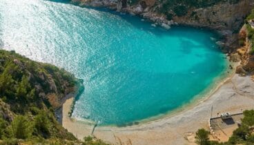 Entorno natural en Cala Granadella un refugio mediterráneo entre acantilados y mar cristalino