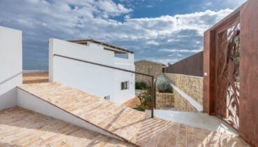 Entrada principal con aparcamiento y entorno cuidado