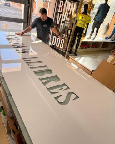 Equipo profesional coordinado para proyectos de comunicación visual