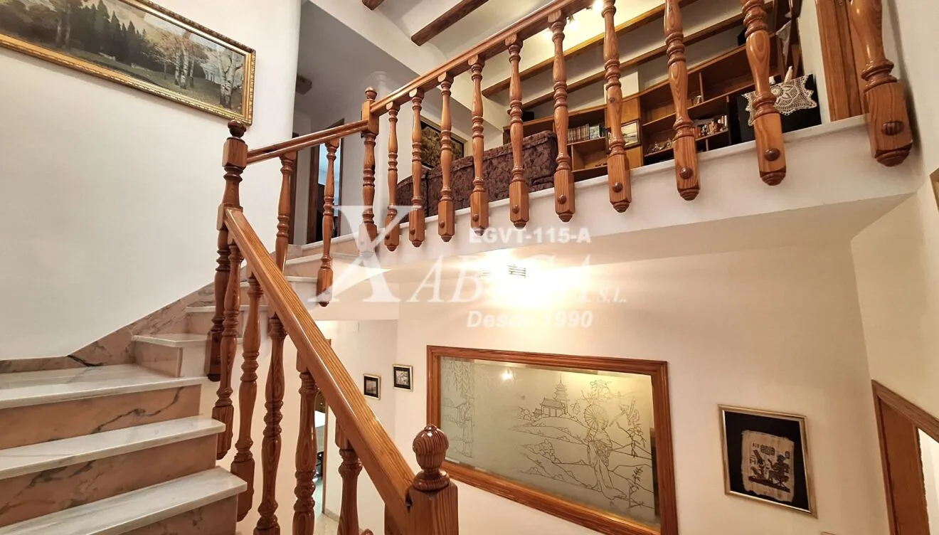 Escalera señorial de estilo tradicional que conecta las plantas