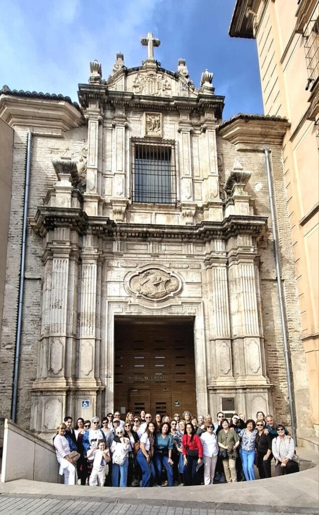 Imagen: Grupo de personas de la Escuela de Pintura de Xàbia frente a la fachada del Museo de Bellas Artes de Valencia.