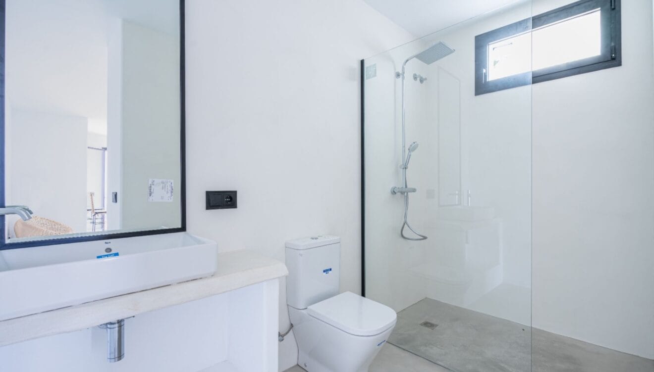 Espacio de baño moderno con detalles cuidados