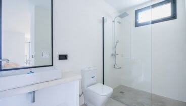 Espacio de baño moderno con detalles cuidados