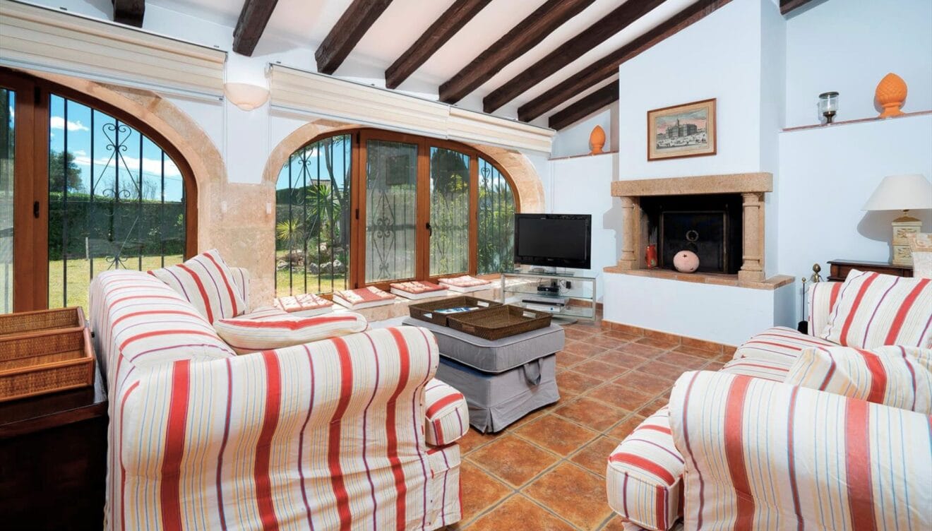 Espacio de estar amplio con decoración mediterránea acogedora