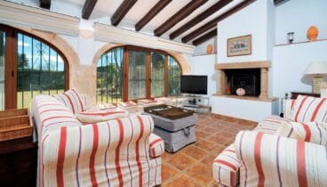 Espacio de estar amplio con decoración mediterránea acogedora