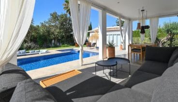 Espacio de relax en la terraza de la azotea con vistas panorámicas