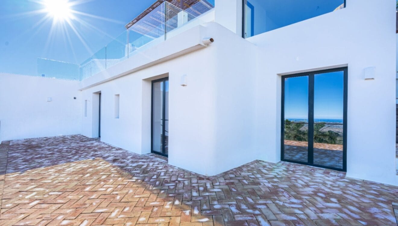 Espacios exteriores amplios en entorno tranquilo