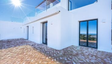 Espacios exteriores amplios en entorno tranquilo