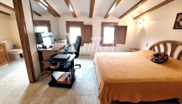 Estancia versátil con espacio para armario empotrado y escritorio