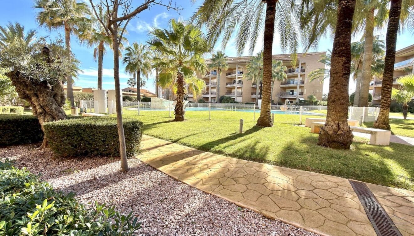 Fachada del edificio en primera línea de la Playa del Arenal