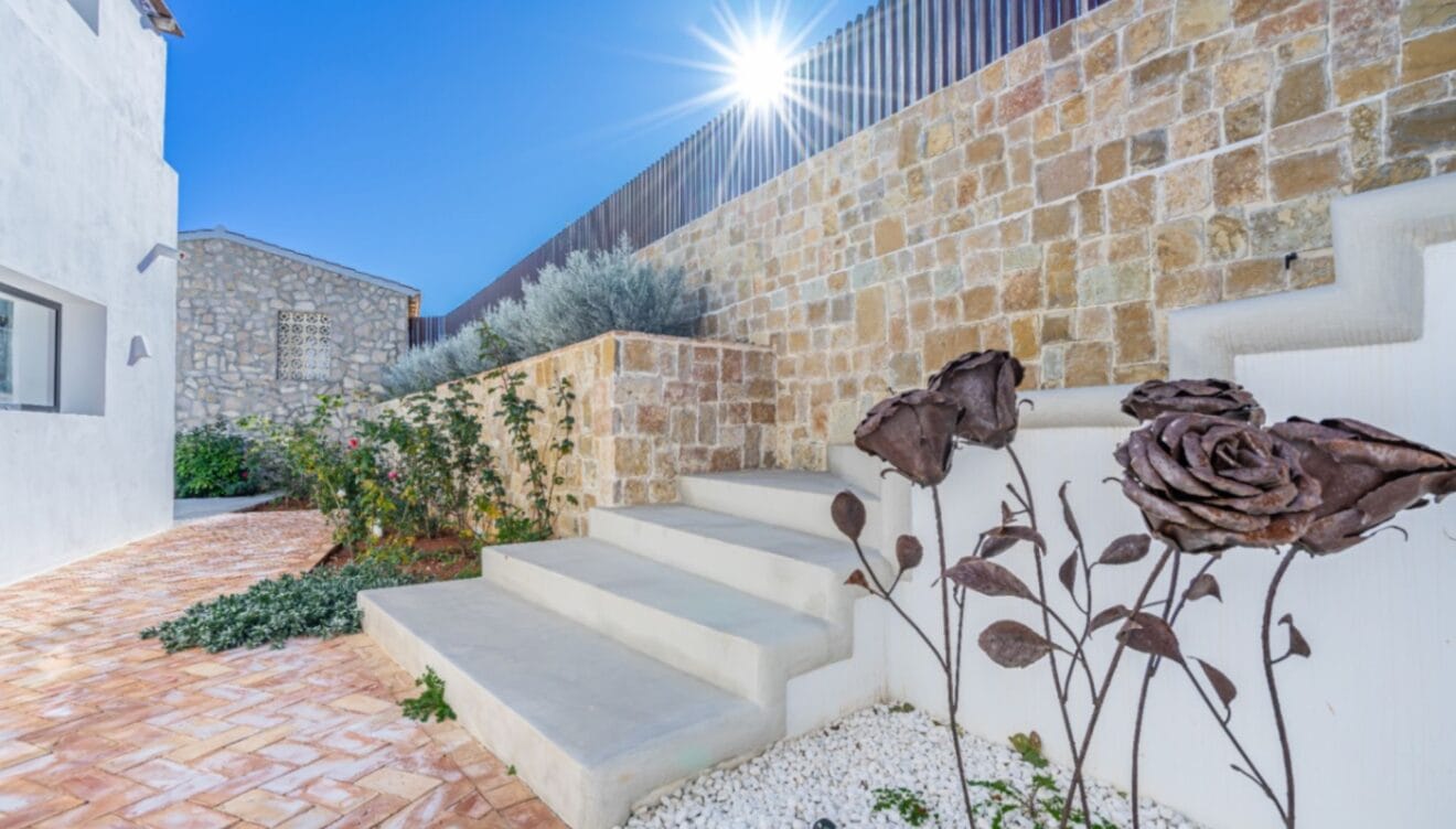 Fachada moderna con acceso privado y diseño elegante