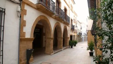 Fachadas tradicionales y calles empedradas del Centro Histórico de Jávea