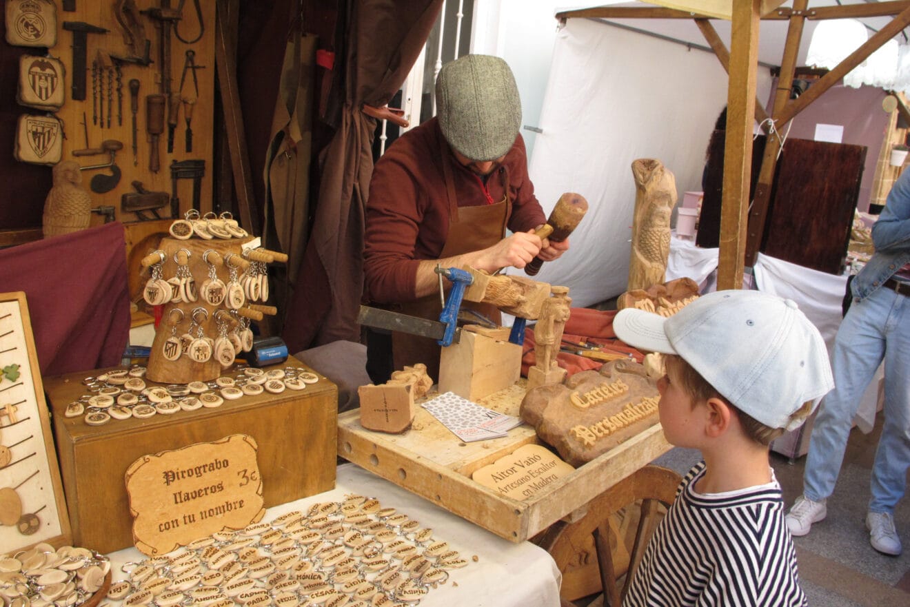 Puesto de carpinteria en la Fira d'Artesania Xàbia 2026
