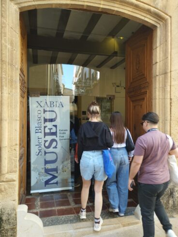 Grupo de nómadas visitando el Museo Soler Blasco de Xàbia