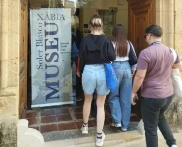 Grupo de nómadas visitando el Museo Soler Blasco de Xàbia
