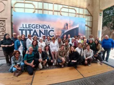 Grupo de la Escuela de Pintura Mediterrania en la exposición del Titanic