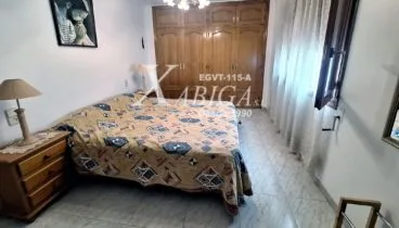 Habitación principal amplia con ventanales de madera tradicionales