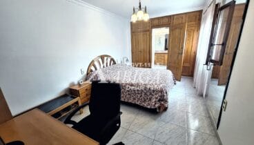 Habitación tranquila con techos altos y ambiente relajado