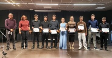 Grupo de estudiantes y profesores en el escenario del XV Concurso Intercentres del Conservatorio de Xàbia.