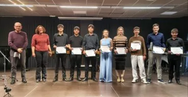 Grupo de estudiantes y profesores en el escenario del XV Concurso Intercentres del Conservatorio de Xàbia.