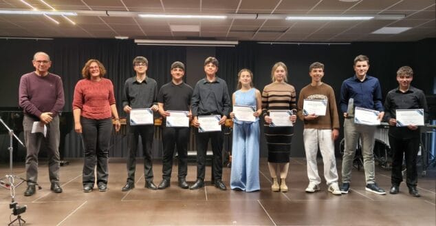 Grupo de estudiantes y profesores en el escenario del XV Concurso Intercentres del Conservatorio de Xàbia.