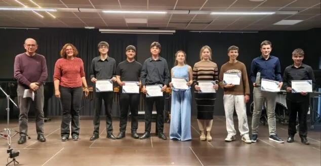 Grupo de estudiantes y profesores en el escenario del XV Concurso Intercentres del Conservatorio de Xàbia.