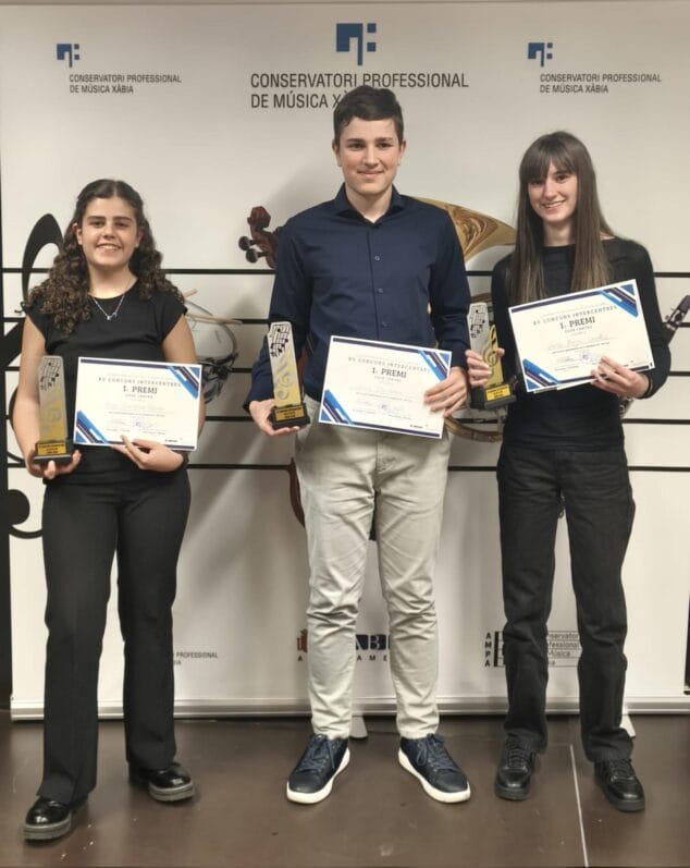 Imatge: Els alumnes Eva Cardona, Eric Dunbrava i Carla Borja posen amb els seus diplomes i trofeus com a guanyadors de la fase centre del XV Concurs Intercentres de Xàbia.