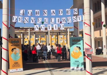 Entrada del evento con una pancarta que dice 'Jornades d'Envelliment Actiu' y asistentes reunidos.