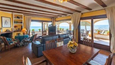 Interiores luminosos con estilo moderno y funcional