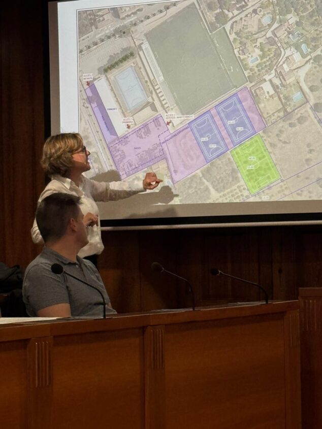Imagen: La alcaldesa explica el proyecto en el Consell d'Esports