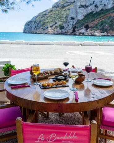 La Bandideta el lugar perfecto en Xàbia para disfrutar de comida y tardeo junto al mar