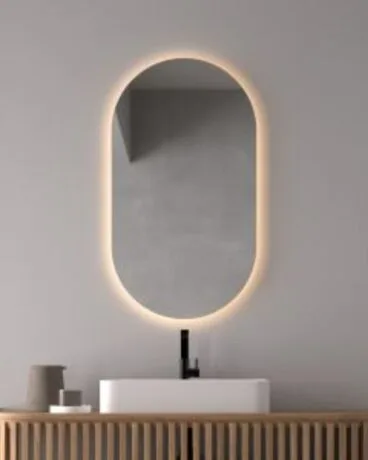 La magia de la retroiluminación LED perimetral en los espejos de silueta orgánica