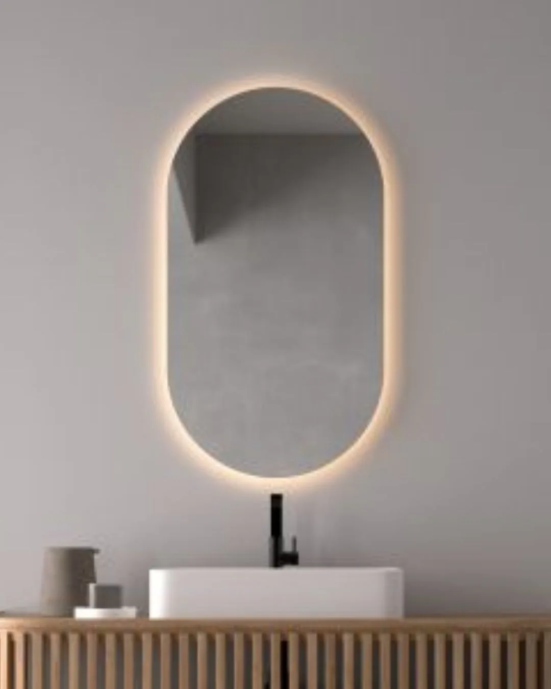 La magia de la retroiluminación LED perimetral en los espejos de silueta orgánica