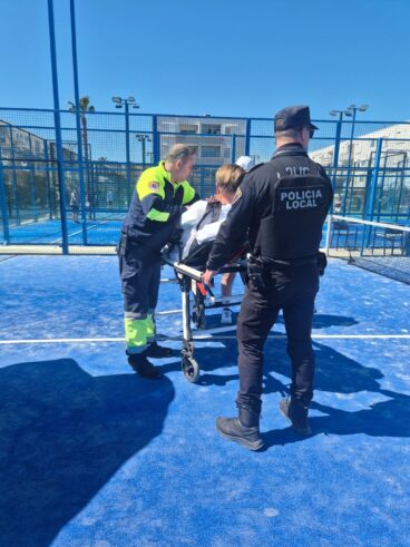 Los equipos de emergencia trasladan al afectado en camilla desde la instalación deportiva