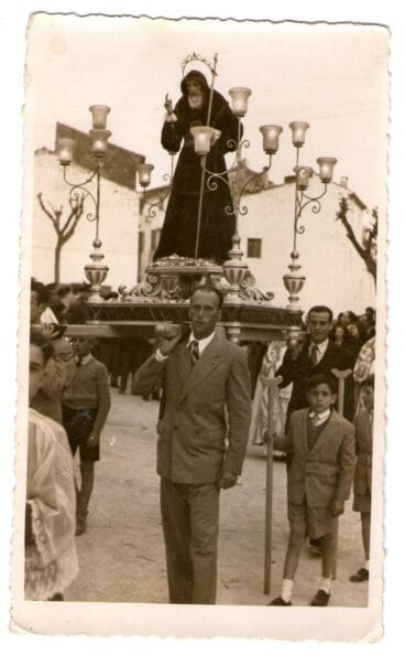 Portadores y nueva imagen de San Francisco de Paula. Años 40. Archivo de la Asociación de San Francisco de Paula