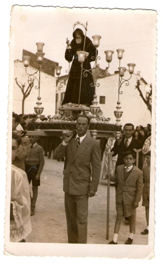 Imagen: Portadores y nueva imagen de San Francisco de Paula. Años 40. Archivo de la Asociación de San Francisco de Paula