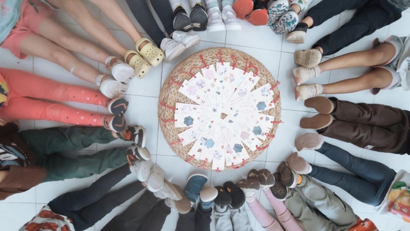 Pies de niños alrededor de puntos de libro artesanales