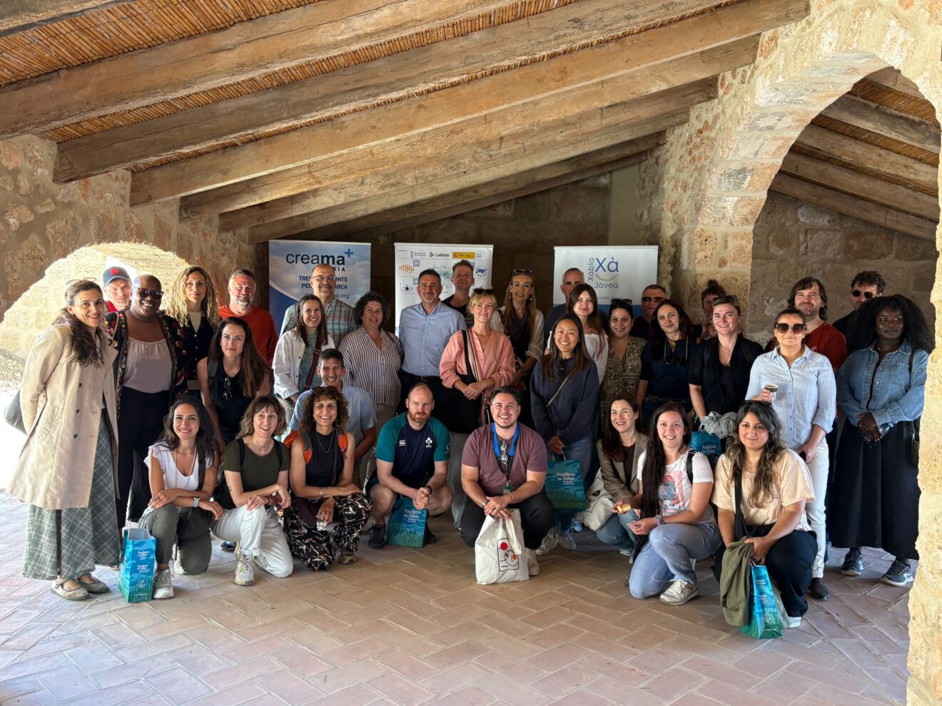 Nómadas digitales y aurtoridades en el Riurau durante la bienvenida