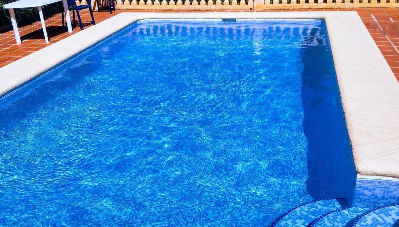 Olvídate de limpiar la piscina con el método de mantenimiento que triunfa este verano