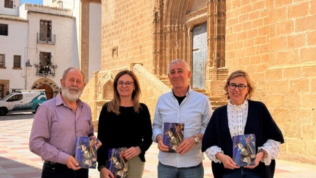 Imagen: Organizadores mostrando el cartel y programa de las fiestas del Nazareno en la plaza de la iglesia