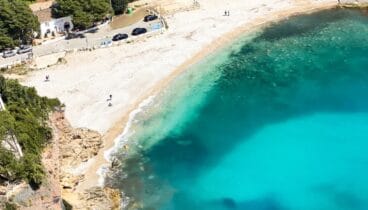 Paisaje de Cala Granadella en Xàbia un rincón único donde se unen mar montaña y tranquilidad