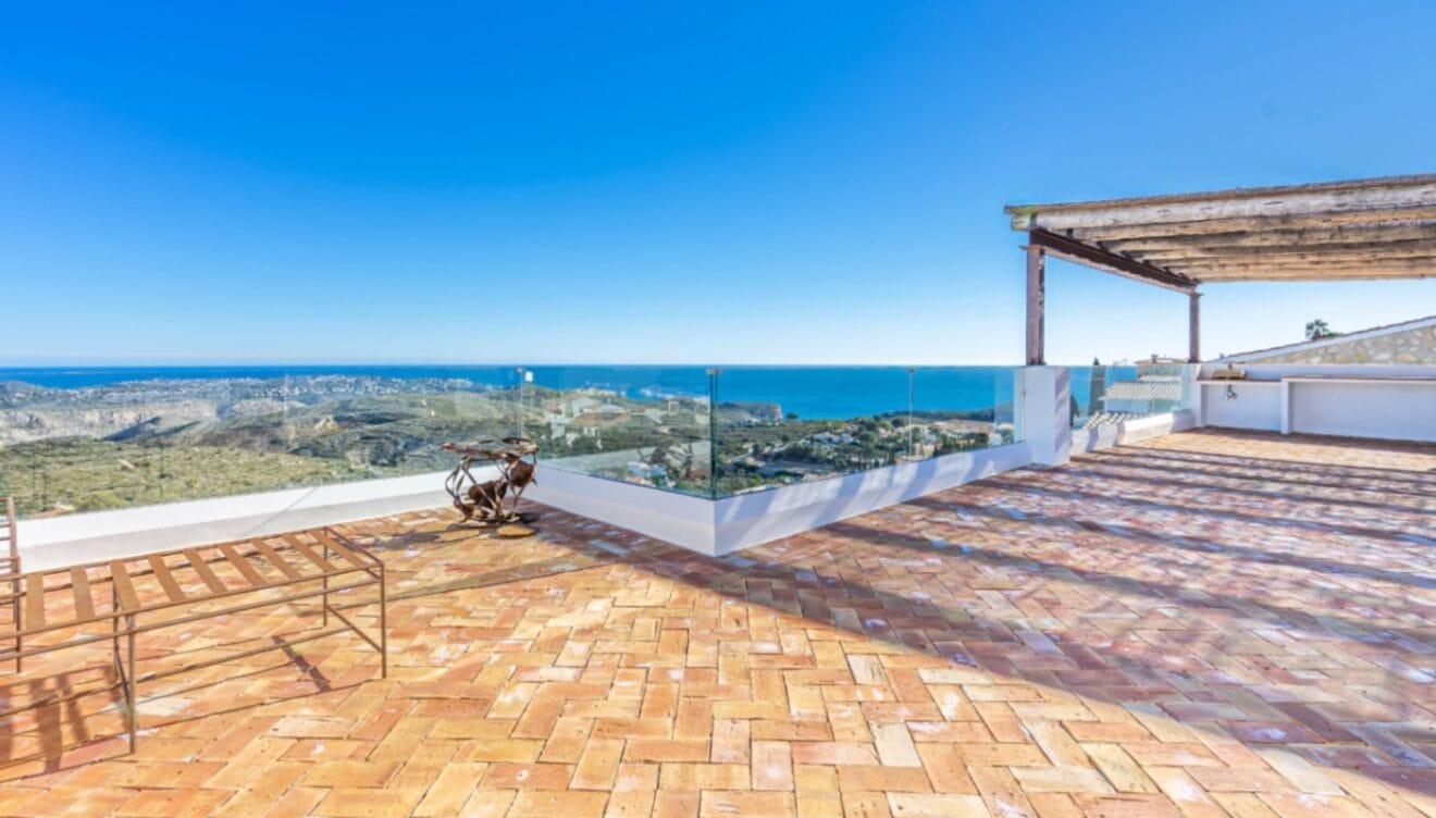 Paisaje mediterráneo visible desde terrazas y piscina