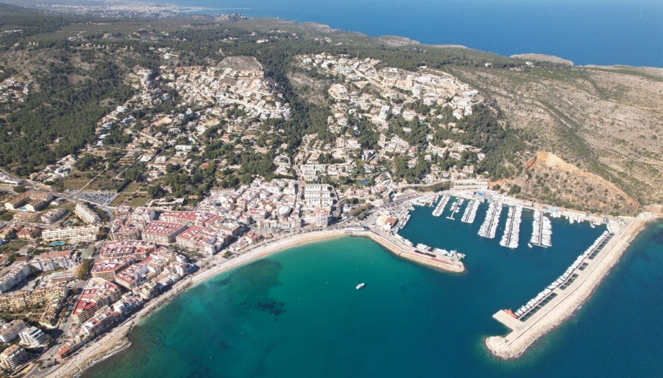Panorámica de la bahía de Jávea con el mar Mediterráneo y el Cabo de San Antonio al fondo