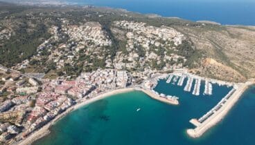 Panorámica de la bahía de Jávea con el mar Mediterráneo y el Cabo de San Antonio al fondo