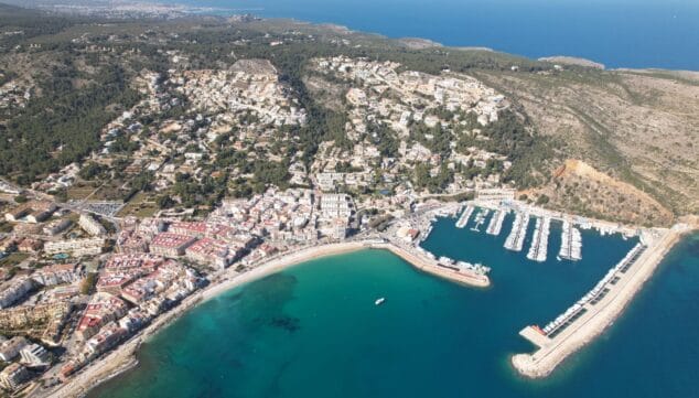 Imagen: Panorámica de la bahía de Jávea con el mar Mediterráneo y el Cabo de San Antonio al fondo